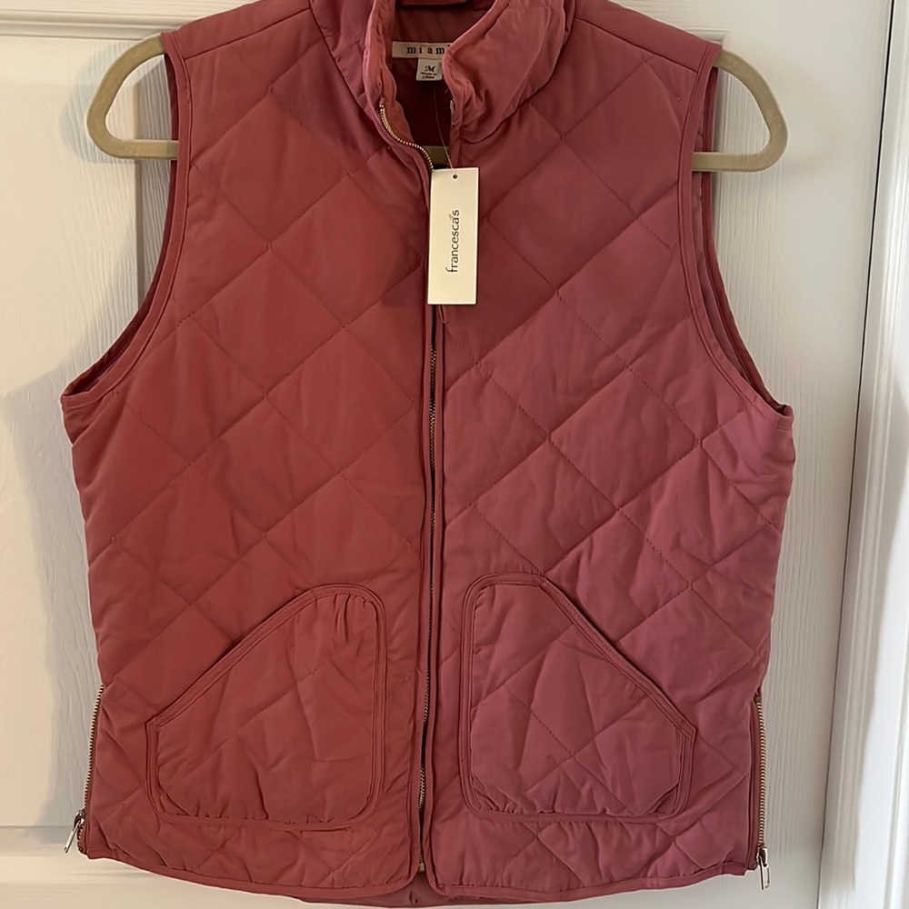 Salmon pink vest from francesscas in size medium never worn new with tags